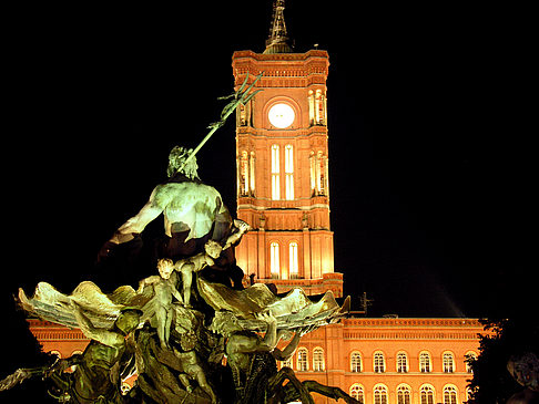 Rotes Rathaus bei Nacht