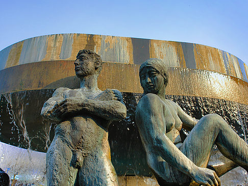 Foto Figuren am Brunnen