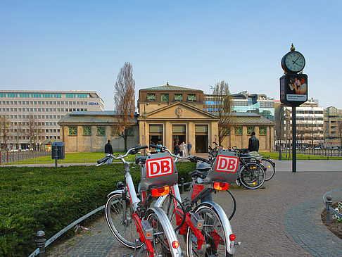 Fahrräder am Bahnhof Fotos