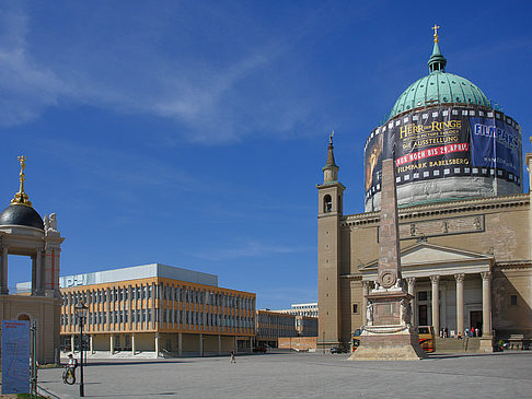 Fachhochschule und Nikolaikirche Foto 