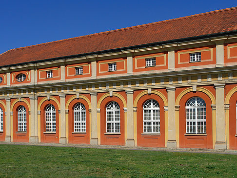 Foto Filmmuseum mit Wiese - Potsdam