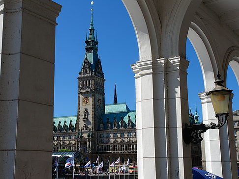 Blick durch die Bögen der Alster Arkaden auf das Rathaus