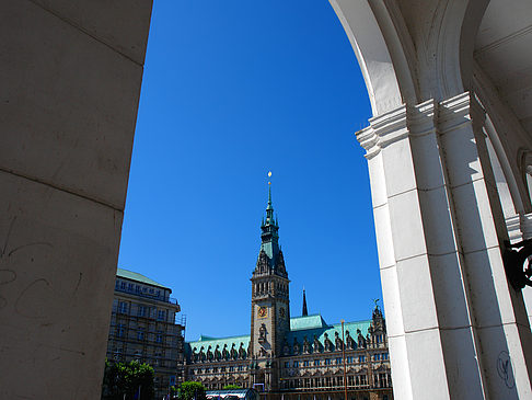 Fotos Blick durch die Bögen der Alster Arkaden auf das Rathaus