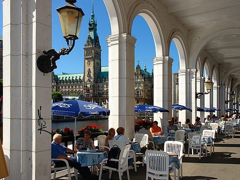 Blick durch die Bögen der Alster Arkaden auf das Rathaus