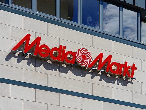 Media Markt am Bahnhof Altona Fotos