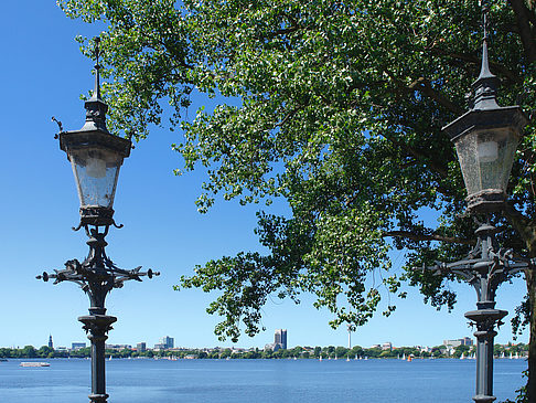 Foto Bäume und Laterne an der Binnenalster