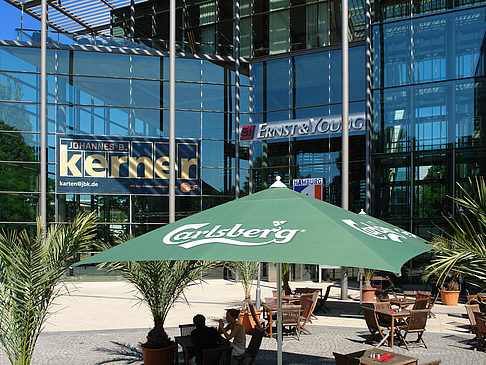 Foto Ernst and Young - Straßencafe