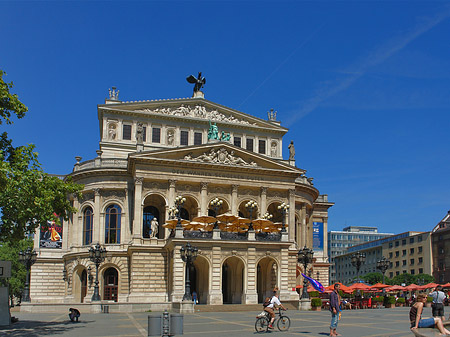 Fotos Alte Oper mit Baum