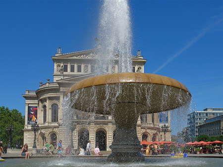 Alte Oper mit Brunnen Fotos