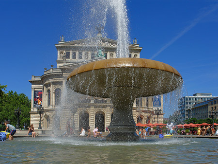 Foto Alte Oper mit Brunnen