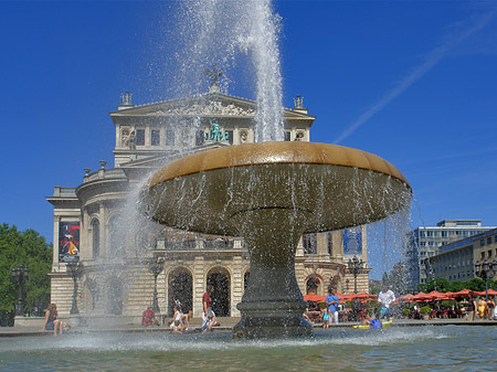 Fotos Alte Oper mit Brunnen