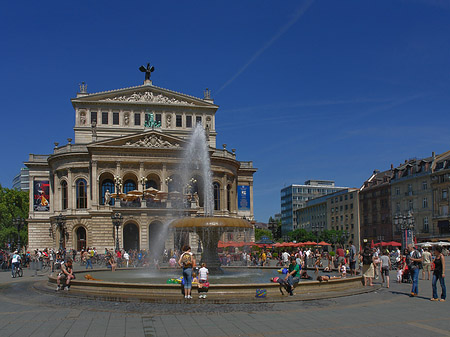 Alte Oper mit Brunnen Foto 