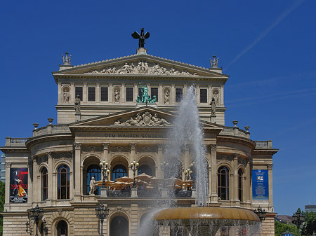 Alte Oper mit Brunnen Foto 