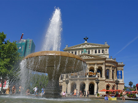 Alte Oper mit Brunnen Foto 