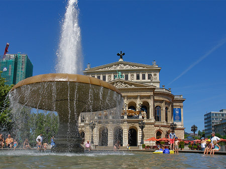 Alte Oper mit Brunnen Fotos