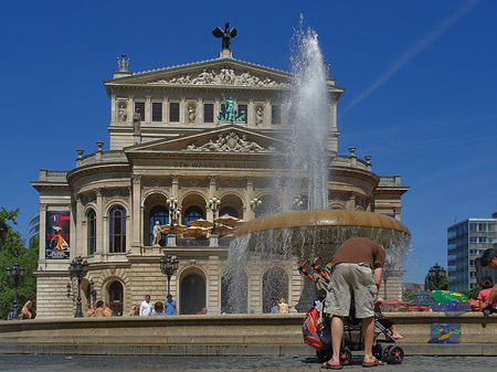 Alte Oper mit Brunnen Foto 