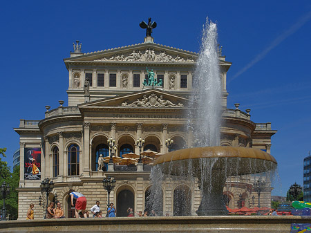 Alte Oper mit Brunnen Fotos