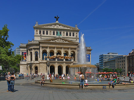 Alte Oper mit Brunnen Foto 