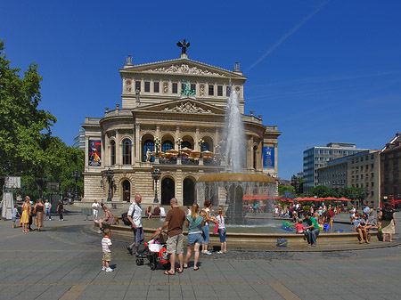 Alte Oper mit Brunnen Fotos