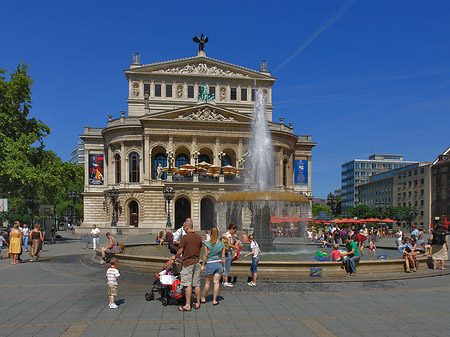 Alte Oper mit Brunnen Foto 