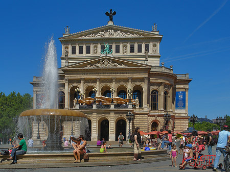 Alte Oper mit Brunnen Fotos