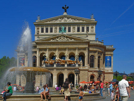 Alte Oper mit Brunnen Fotos