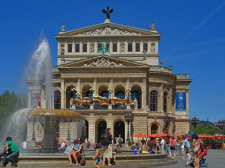 Fotos Alte Oper mit Brunnen