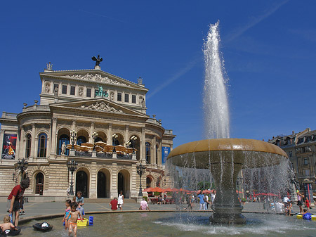 Foto Alte Oper mit Brunnen - Frankfurt am Main