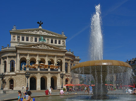 Fotos Alte Oper mit Brunnen