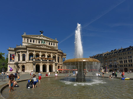 Foto Alte Oper mit Brunnen