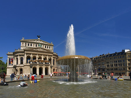 Foto Alte Oper mit Brunnen - Frankfurt am Main