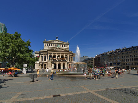 Alte Oper mit Häusern Foto 