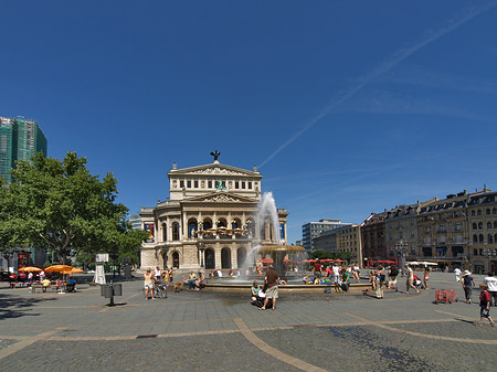 Alte Oper mit Häusern Fotos