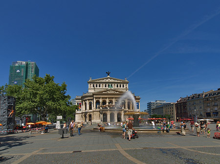 Fotos Alte Oper mit Häusern