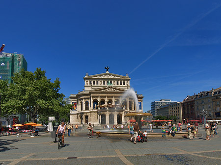 Alte Oper mit Häusern Foto 