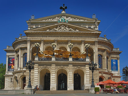 Alte Oper mit Schirmen Foto 