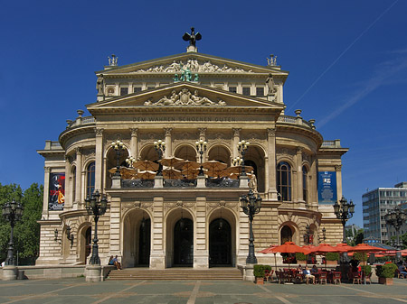 Foto Alte Oper mit Schirmen