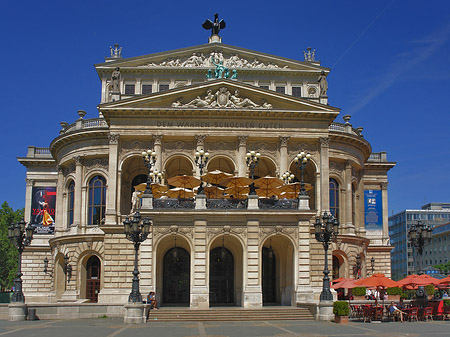 Alte Oper mit Schirmen