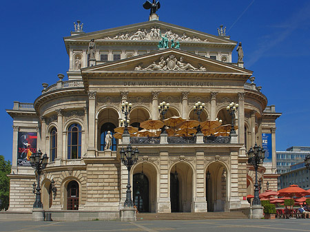 Fotos Alte Oper mit Schirmen