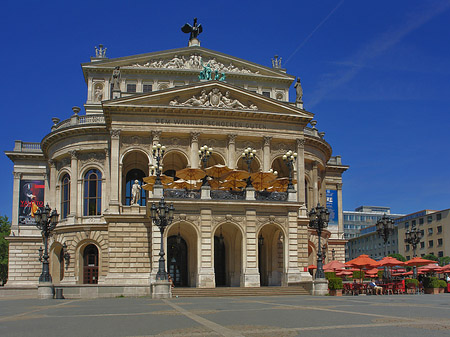 Alte Oper mit Schirmen Foto 