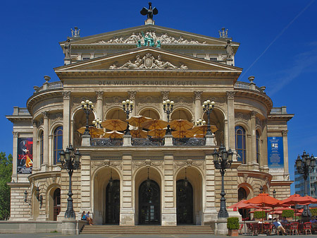 Alte Oper mit Schirmen Foto 