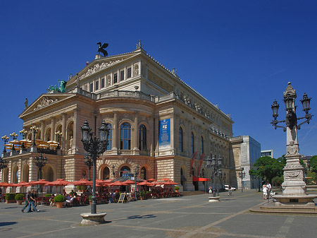 Foto Alte Oper mit Schirmen - Frankfurt am Main