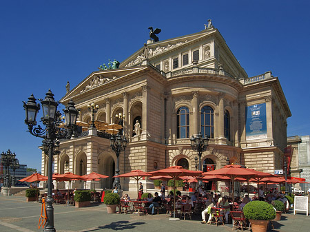 Alte Oper mit Schirmen Fotos