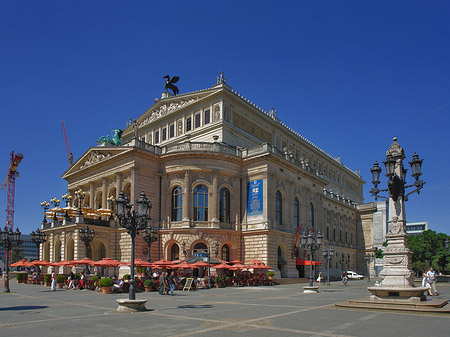 Alte Oper mit Schirmen Foto 