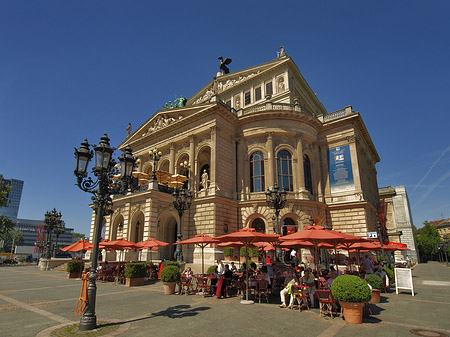 Fotos Alte Oper mit Schirmen