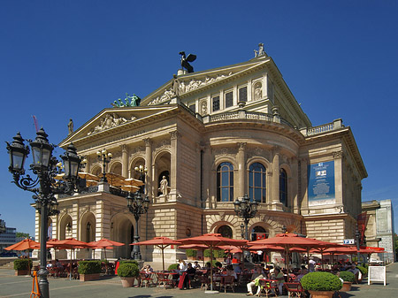 Alte Oper mit Schirmen Foto 