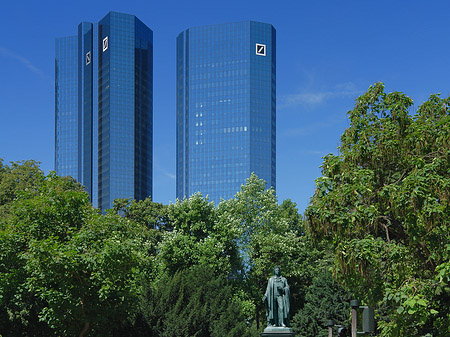 Deutsche Bank mit Statue