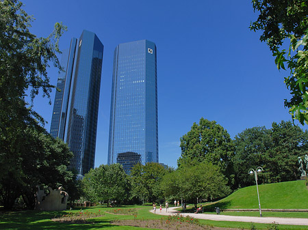 Deutsche Bank mit Weg Foto 