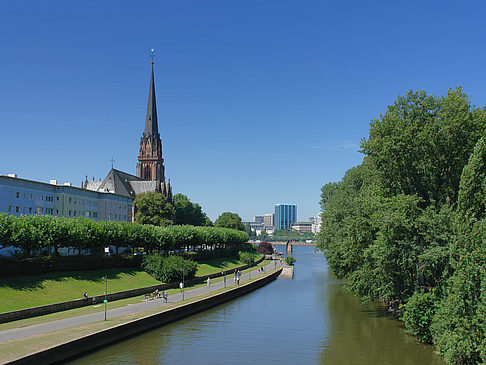 Foto Dreikoenigskirche mit Main - Frankfurt am Main