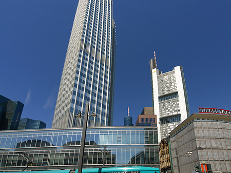 Foto Eurotower neben Commerzbanktower